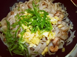 20、虾仁鸡蛋炒河粉,加入切好的青椒丝。