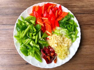 2、黄焖鸡,青红椒清洗干净切成块,干辣椒洗净剪段,葱洗净切段,生姜去皮洗净切末,蒜头去皮洗净切末。