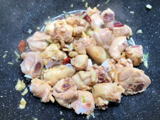 5、黄焖鸡,倒入鸡块,大火翻炒3分钟。