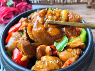 9、黄焖鸡,美味的黄焖鸡做好了,肉质鲜嫩,汤汁浓郁,超级好吃,拌米饭更是一绝。