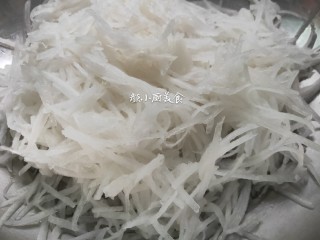 2、萝卜糕,萝卜洗净去皮，擦成丝。