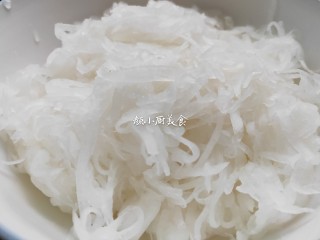 3、萝卜糕,放少许盐抓出水分。