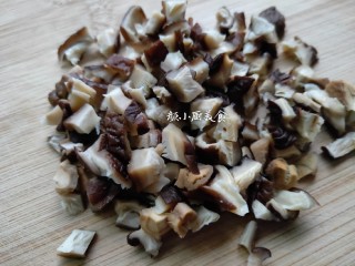 4、萝卜糕,干香菇浸泡软洗净切成粒。