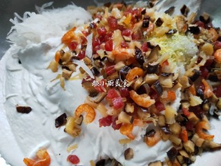 9、萝卜糕,把抓干水分的萝卜丝放入大盘中，炒好的香菇、虾仁、干贝、腊肠也放入盘中。调好了粘米糊也到进去，加少许鸡精，白糖调味。