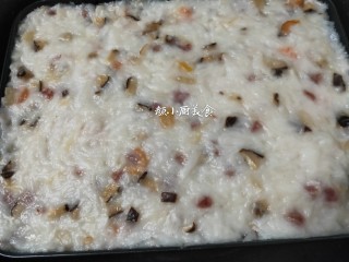 12、萝卜糕,上锅隔水蒸10分钟，蒸好取出凉透，脱模切成小块。