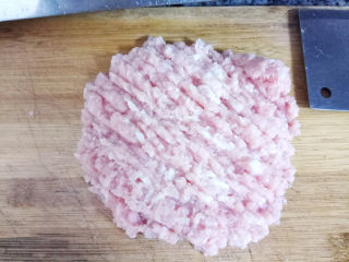 5、鲜肉小笼包,将猪肉剁成肉糜，最好是三肥七瘦的五花肉。