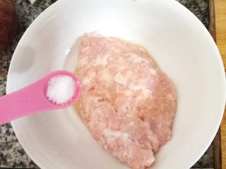 7、鲜肉小笼包,加入适量盐。