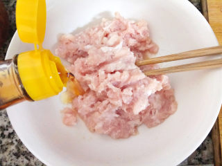 9、鲜肉小笼包,倒入适量香油，不但增香，更可以锁住肉中的水分。