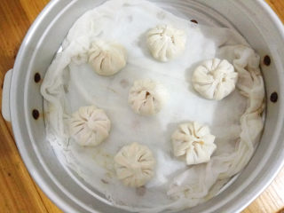 16、鲜肉小笼包,蒸笼中铺好湿纱布，放入小笼包，冷水上锅，水煮开后，保持大火继续蒸10分钟即可。