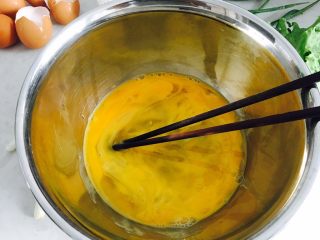 2、早餐鸡蛋饼,鸡蛋打散
