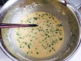 7、早餐鸡蛋饼,加入50ml的水，搅拌至没有面疙瘩