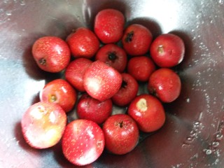 3、糖炒山楂,山楂里加盐，搓下表皮，再加水浸泡20分钟。