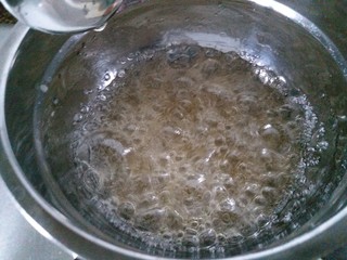 8、糖炒山楂,熬糖水有个过程，从大气泡到浓密的小气泡，我没来得及拍照。就是没有图片上的大气泡加柠檬汁