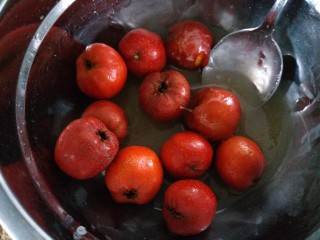9、糖炒山楂,熬到浓密的小气泡时就加柠檬汁搅拌均匀，离火搅拌，等10秒后再加入山楂，一直搅拌，保证每颗山楂上都裹满了糖，慢慢的糖就慢慢变成白色了。