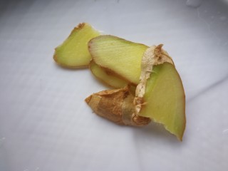 8、秋冬滋补篇:鲍鱼排骨山药汤（含鸡汤粉做法）,姜切片