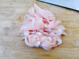 2、鱼香肉丝（川味版）,猪瘦肉切丝。