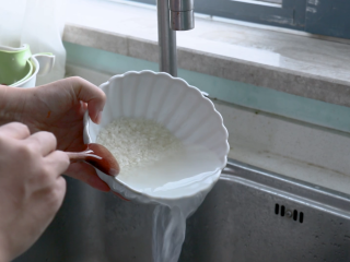 1、红枣南瓜粥,将大米淘洗干净