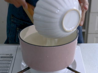 2、红枣南瓜粥,淘洗好的大米倒入锅中