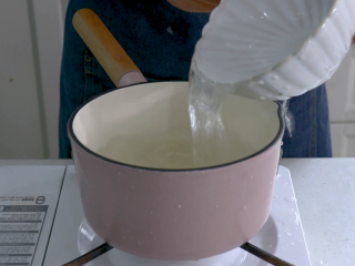 3、红枣南瓜粥,向锅中加入适量清水