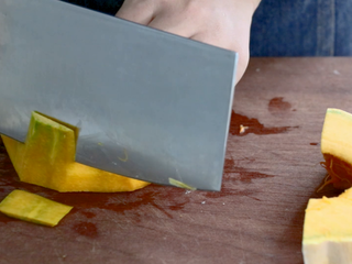 4、红枣南瓜粥,将南瓜去皮洗净