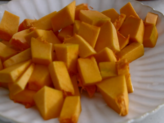 5、红枣南瓜粥,切成均匀的小块