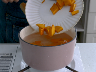 6、红枣南瓜粥,将南瓜块倒入锅中