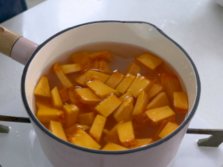7、红枣南瓜粥,盖上盖子开小火炖煮30分钟左右，直至南瓜和米粒软烂