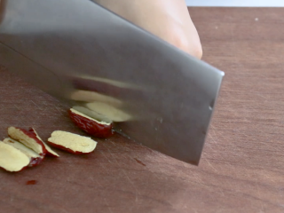 8、红枣南瓜粥,将红枣洗净切片