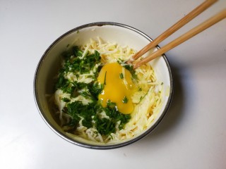 8、葱香土豆鸡蛋饼,打入一只鸡蛋