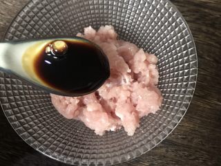 7、番茄肉酱意面,一小勺生抽，拌匀腌制