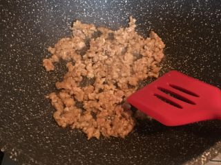 9、番茄肉酱意面,烧热后倒入腌制好的肉末煸炒、盛出