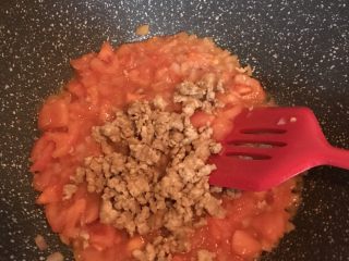 12、番茄肉酱意面,加入肉末