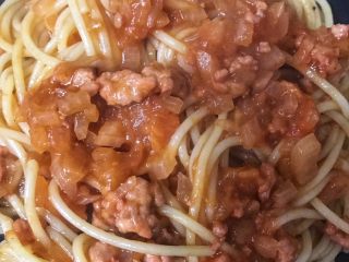 21、番茄肉酱意面,加入肉酱拌匀