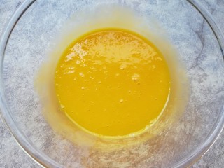 2、6寸中空戚风蛋糕,蛋清先放在一边,用手动打蛋器将蛋黄搅打均匀。