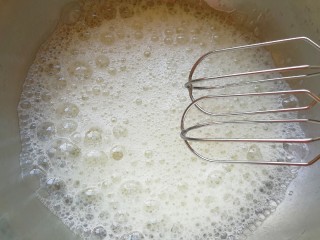 6、6寸中空戚风蛋糕,蛋清里面加入几滴柠檬汁,用电动打蛋器低速打发至粗泡状。