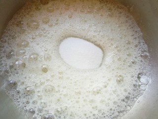 7、6寸中空戚风蛋糕,加入一半的细砂糖。