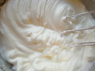 8、6寸中空戚风蛋糕,中速打发至出现明显的纹路。