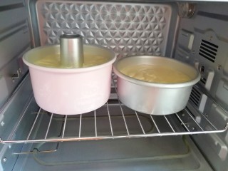 15、6寸中空戚风蛋糕,送入预热好的烤箱。