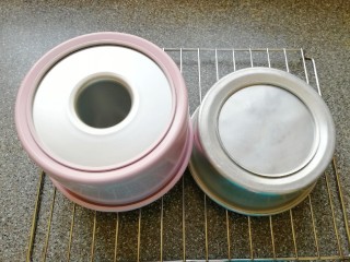 18、6寸中空戚风蛋糕,出炉以后垂直摔一下震出热气,倒扣在晾网上,凉透以后脱模。