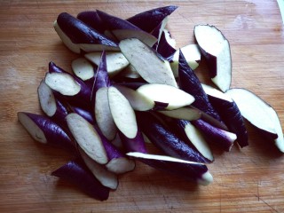 3、土豆茄子白菜煲,茄子洗干净，去根，滚刀切。(切菱形块)