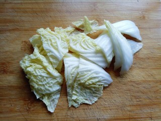 5、土豆茄子白菜煲,白菜洗干净，切小块。
