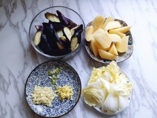 7、土豆茄子白菜煲,所以食材准备工作完成。