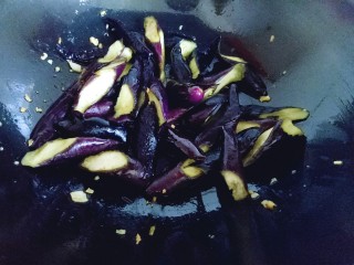 10、土豆茄子白菜煲,再加入茄子煸炒。