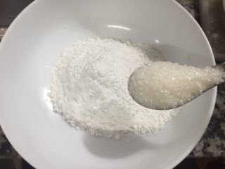 2、蒸发糕,加入白糖70克