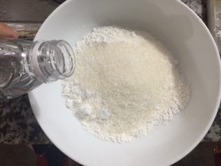 3、蒸发糕,加入水，200ml