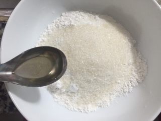 4、蒸发糕,加入两勺食用油