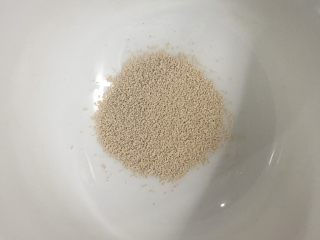 5、蒸发糕,准备好2克的酵母粉