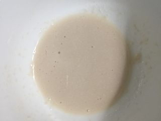 6、蒸发糕,用40度的温水把酵母粉兑开