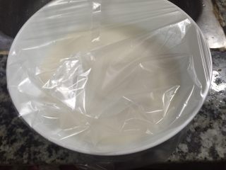 8、蒸发糕,搅拌到没有颗粒的粉状后，封上静待2小时，待发酵