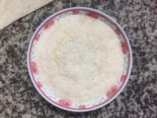 10、蒸发糕,我用盘子蒸，是因为这样比较容易熟，大概蒸30分钟就可以了
